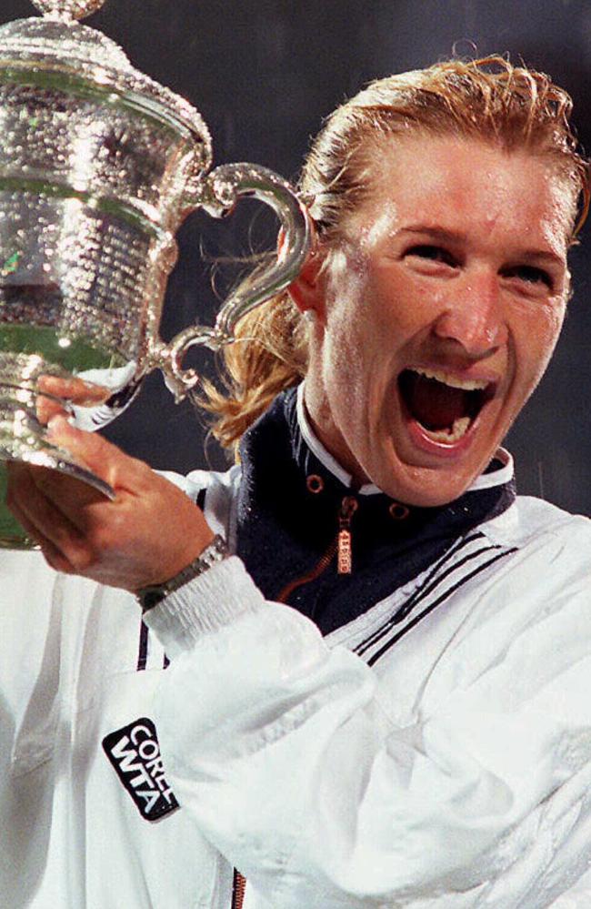 Steffi Graf displays trophy after winning final of 1996 US Open championship at Flushing Meadows in New York 08/09/96. Tennis P/