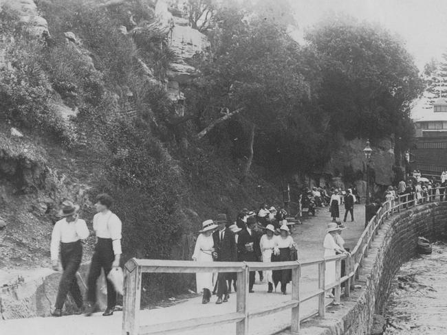 Marine Parade between Manly Beach and Fairy Bower. Photo Northern Beaches Library