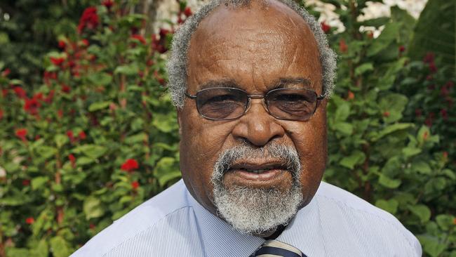 (FILES) In this file photo taken on August 17, 2007 Papua New Guinea prime minister and the nation's founding father, Michael Somare, leaves for Parliament House in Port Moresby. - Papua New Guinea's first prime minister and "father of the nation" Sir Michael Somare died on February 26, 2021, aged 84, after what his family described as a brief battle with cancer. (Photo by TORSTEN BLACKWOOD / AFP)