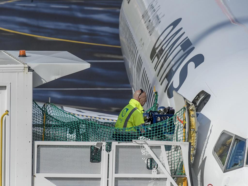 A worker is seen loading a plane without a mask. Picture: NCA NewsWire / Roy VanDerVegt