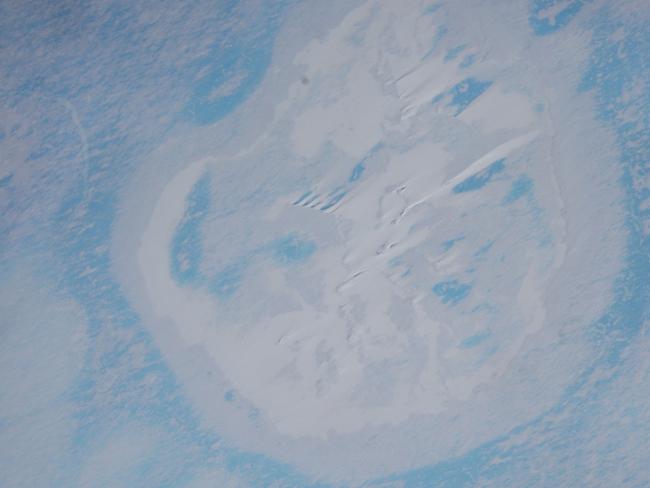 Strange circle ... An aerial photo of the crater site, taken with the Polar 6 board camera, while the aircraft was flying 7000 feet (2100m) above the ice shelf. Source: Alfred-Wegener-Institut