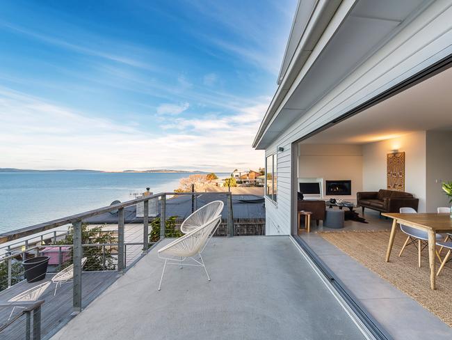 6 Mitah Cresent, Sandy Bay represented by Ray White Hobart is one of the million doller homes which are selling like hotcakes in Hobart’s exclusive suburbs.