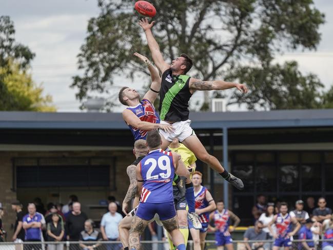 Southern: The big men fly … Bryce Sutton (Keysborough) and Dylan Chapman (Doveton). Picture: Valeriu Campan