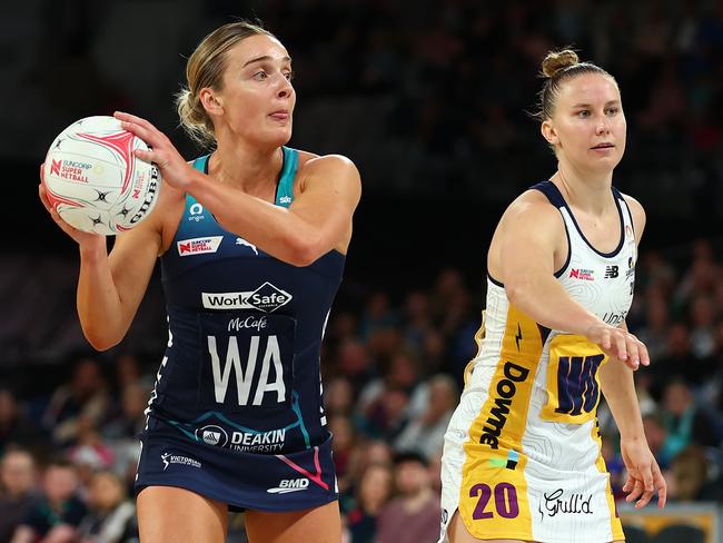 Liz Watson of the Vixens (L) looks to pass during the round four Super Netball match between Melbourne Vixens and Sunshine Coast Lightning. Picture: Getty Images