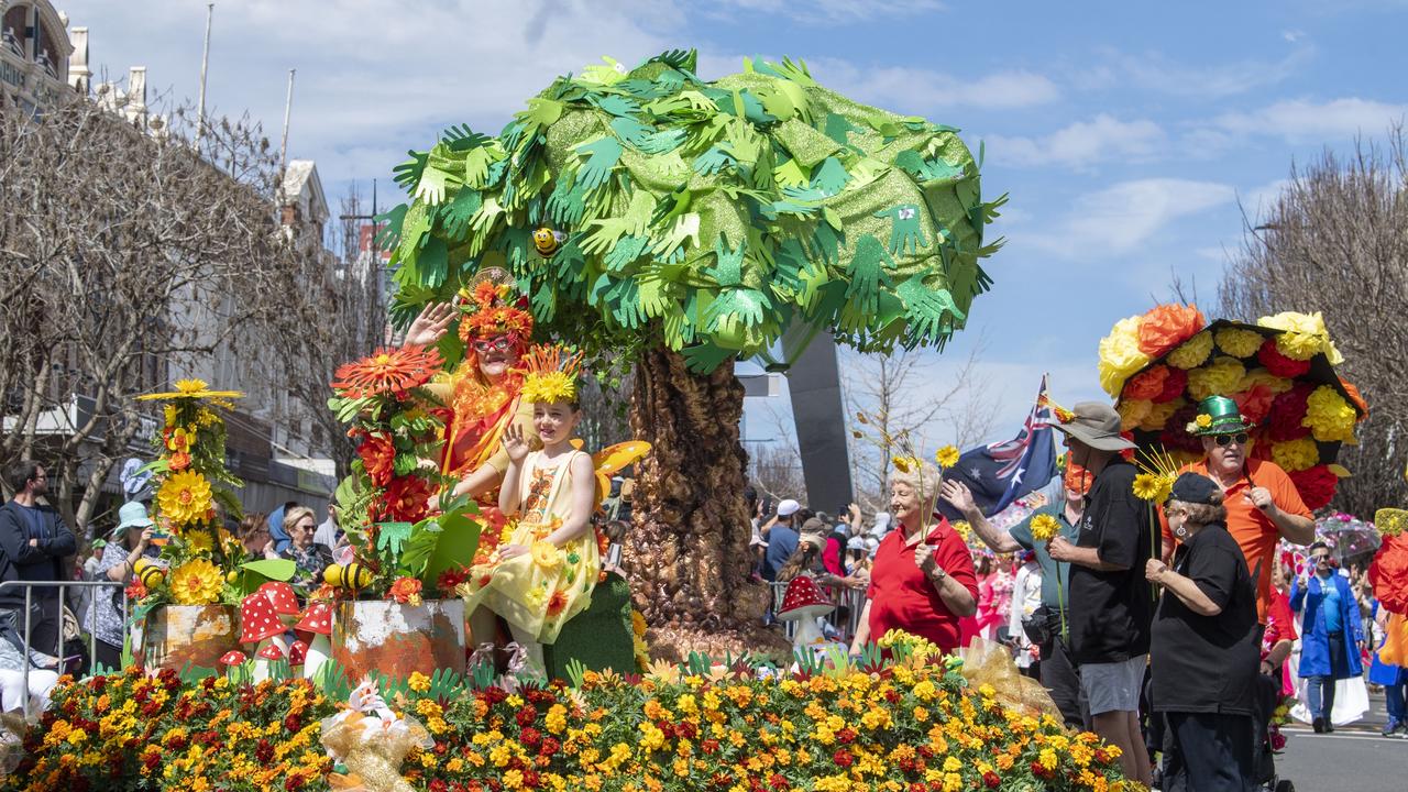 Oak Tree Retirement Village float in the Grand Central Floral Parade. Saturday, September 17, 2022. Picture: Nev Madsen.