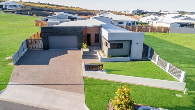 The contemporary flow of Parkedge Abode at Richmond secured the prestigious President's Award for Executive Living Homes at the 2020 Mackay and Whitsunday Housing and Construction Awards.