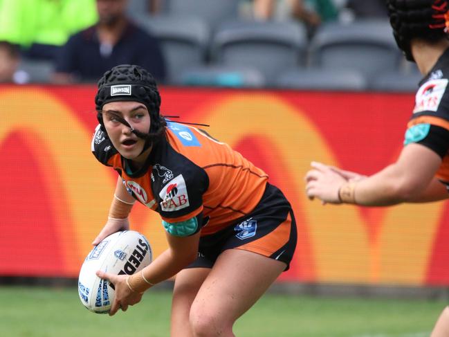 Paige Attard passes for the Tigers. Picture: Warren Gannon Photography