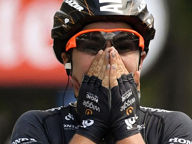 Australia's Chloe Hosking celebrates as she crosses the finish line and winning the third edition of La Course by Le Tour de France 89 kilometers women one day cycling race on July 24, 2016 on the Champs Elysees avenue in Paris. / AFP PHOTO / LIONEL BONAVENTURE / AFP PHOTO / LIONEL BONAVENTURE