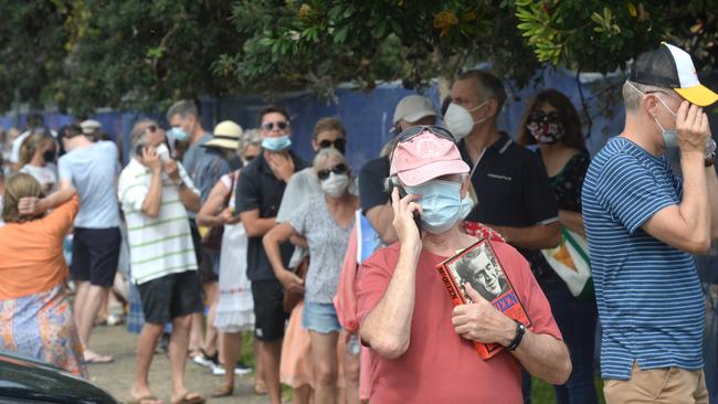 Northern beaches residents line up at Mona Vale hospital for a COVID-19 test. Picture: NCA NewsWire / Jeremy Piper