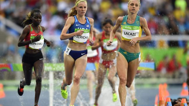 USA's Courtney Frerichs (L) and Australia's Genevieve LaCaze (R) compete in the Women's 3000m Steeplechase Round 1 during the athletics event at the Rio 2016 Olympic Games at the Olympic Stadium in Rio de Janeiro on August 13, 2016. / AFP PHOTO / Fabrice COFFRINI