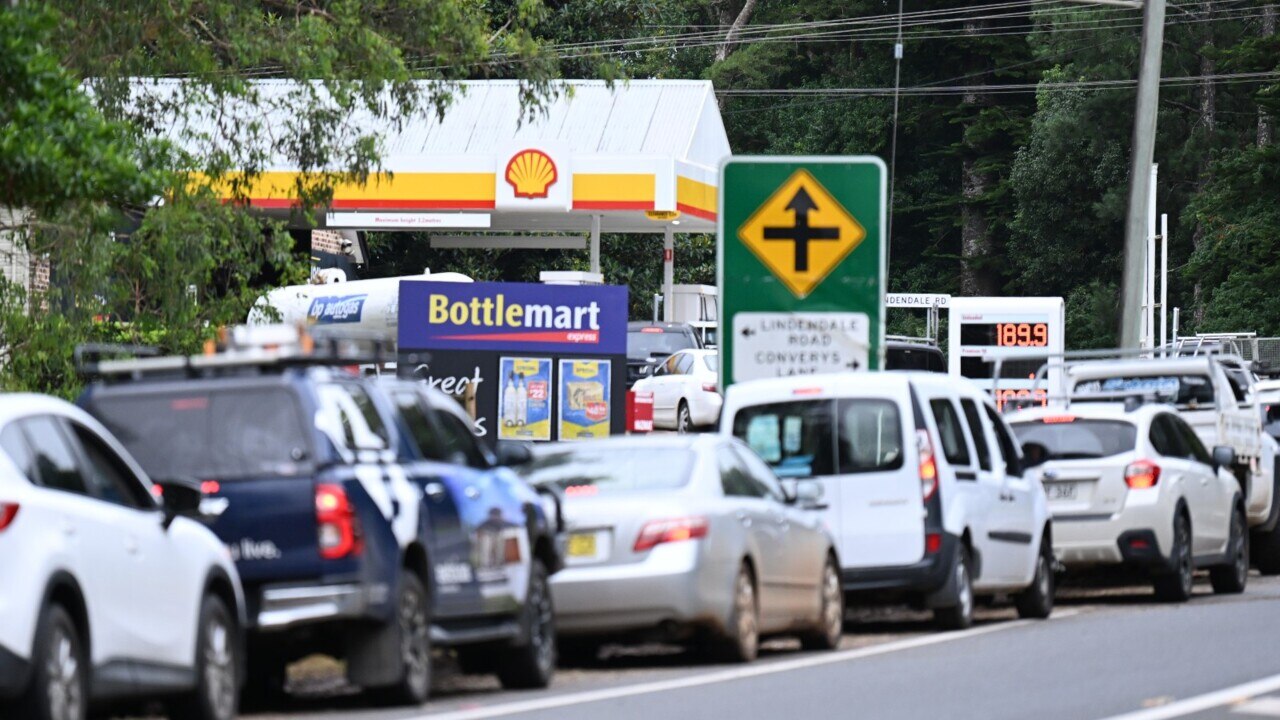 Flood-hit towns in northern NSW struggling to access vital supplies