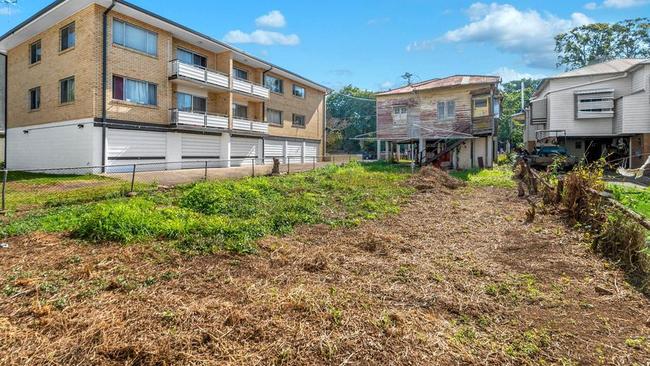 The property (centre) is sandwiched between a block of flats and a house that’s been approved for a block split.