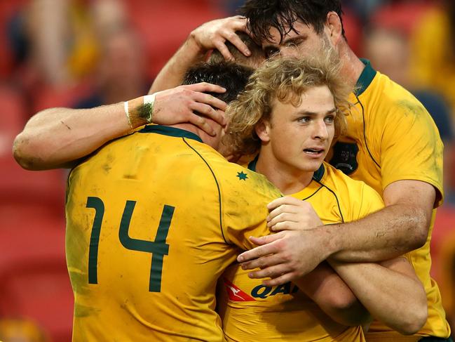 BRISBANE, AUSTRALIA - JUNE 24:  Reece Hodge of the Wallabies celebrates with Joe Powell and other  team mates after scoring a try during the International Test match between the Australian Wallabies and Italy at Suncorp Stadium on June 24, 2017 in Brisbane, Australia.  (Photo by Cameron Spencer/Getty Images)