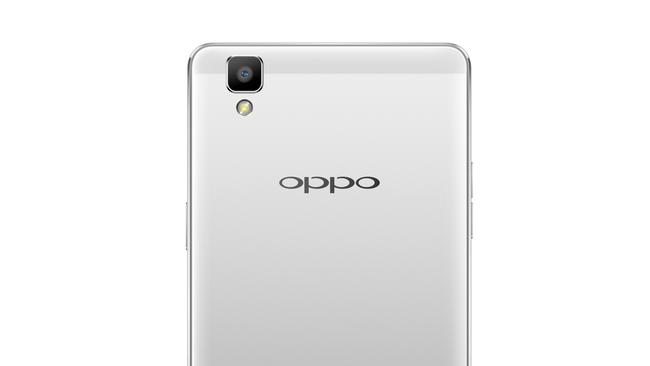 The Oppo F1s’s back-facing metal panel.