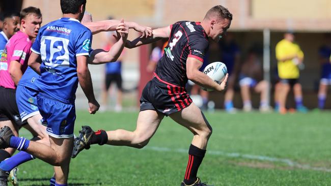 Toby Nobles break a tackle. Picture: Steve Montgomery Sports Photography