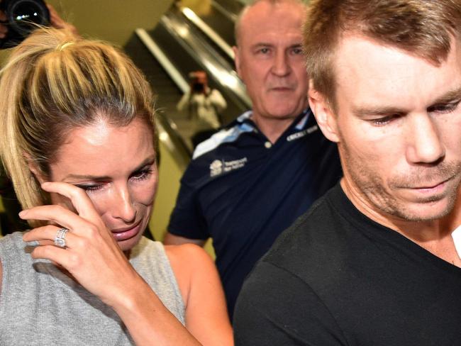 (FILES) This file photo taken on March 29, 2018 shows Australian cricketer David Warner (C), his wife Candice and their daughters leaving the airport after arriving back in Sydney from South Africa. The wife of disgraced cricketer David Warner revealed on May 24 she suffered a miscarriage in the aftermath of her husband's part in a ball-tampering scandal that rocked the game. / AFP PHOTO / Peter PARKS