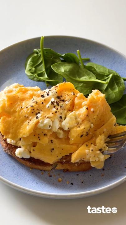 How to make scrambled eggs with cottage cheese