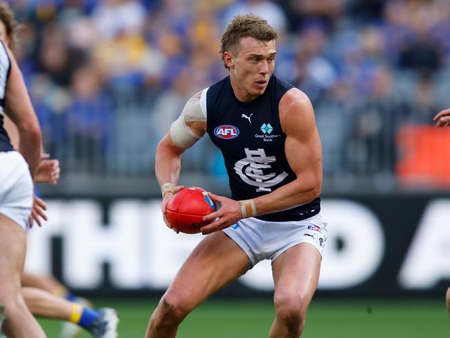 Patrick Cripps of the Blues looks to dispose the ball during the round 23 AFL match between West Coast Eagles and Carlton Blues at Optus Stadium. (Photo by James Worsfold/Getty Images)