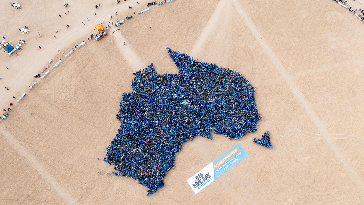 World Record set for most number of people creating image of country at