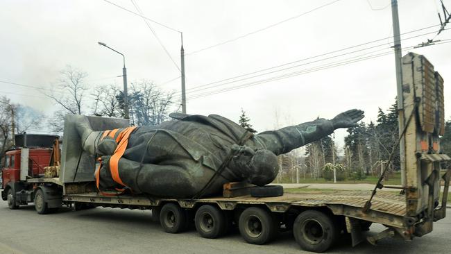 A Lenin statue is carried away after being dismantled in Zaporizhia Ukraine. Picture: AFP.