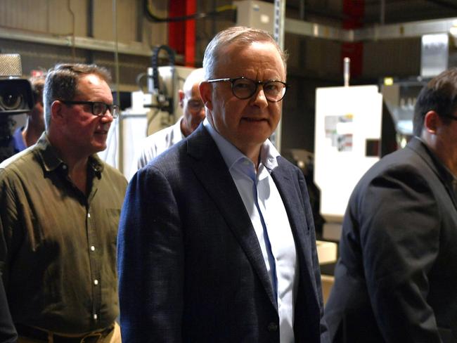 DARWIN, AUSTRALIA. NewsWire Photos. Prime Minister Anthony Albanese, NT Chief Minister and Solomon MP Luke Gosling visit the Charles Darwin University advanced manufacturing site . Picture: NCA NewsWire/ Zizi Averill