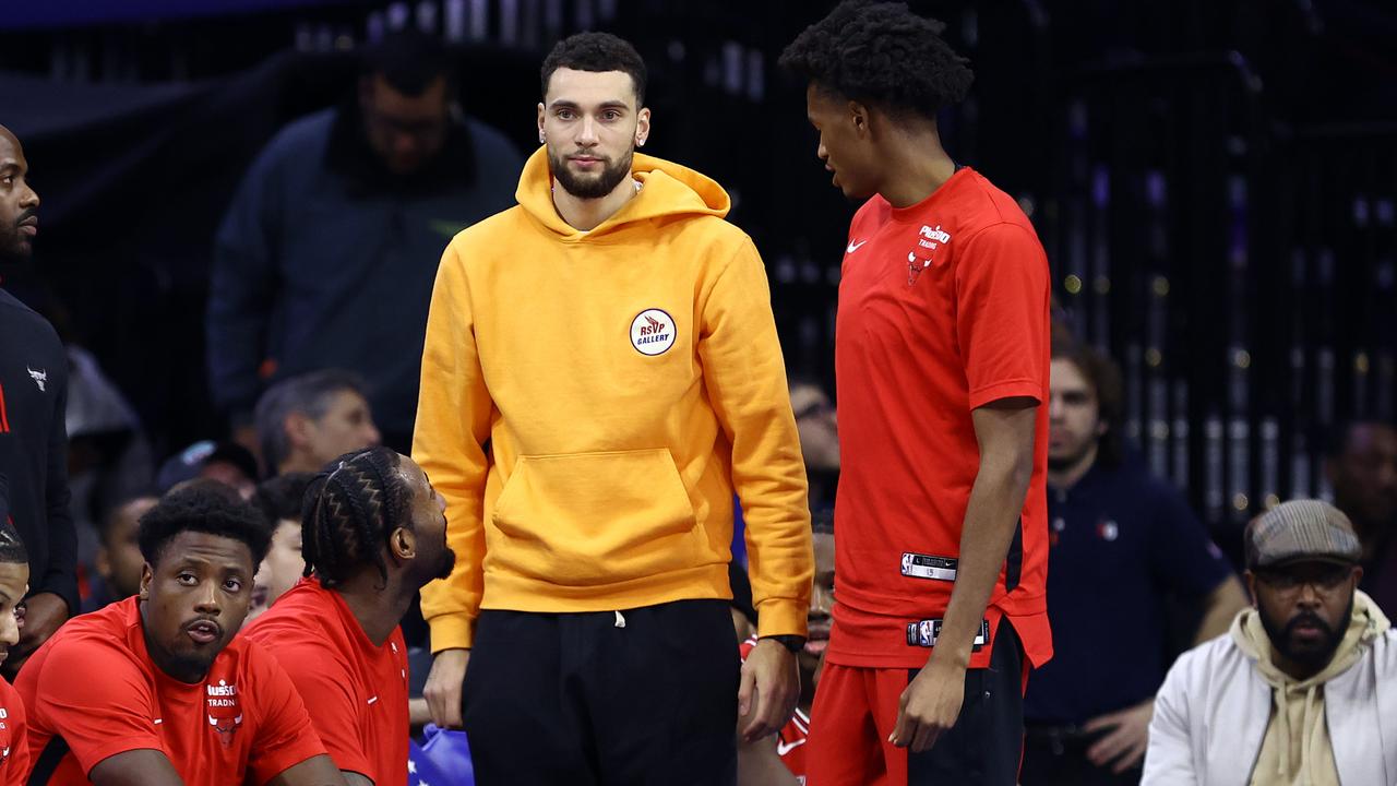 Zach LaVine hiện phải ngồi ngoài vì chấn thương. (Ảnh của Tim Nwachukwu/Getty Images)