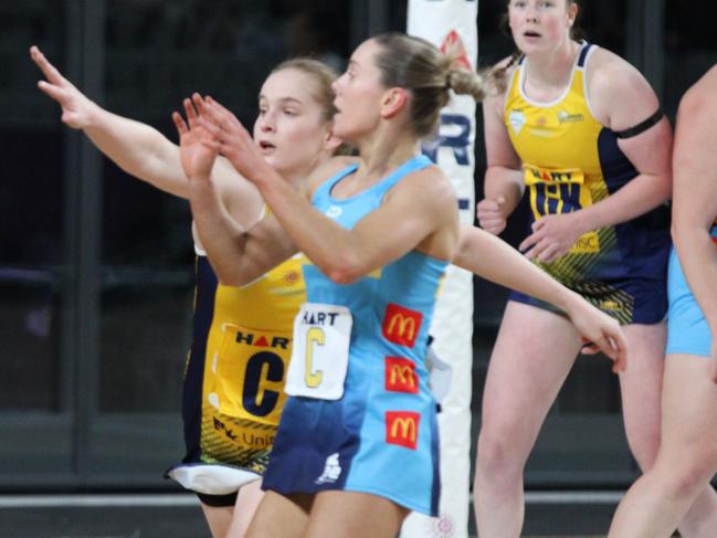 HART Sapphire Series Netball 2024 prelim final between Sunshine Coast Thunder (yellow) and Gold Coast Titans (blue).