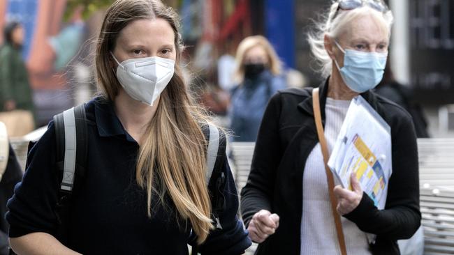 MELBOURNE, AUSTRALIA -  MAY 18, 2022:  AMA MASKS . People are still wearing masks in Melbourne CBD as doctors plead with Victorians to start wearing masks again with cases of the flu and Covid continuing to rise ahead of winter. Picture: NCA NewsWire / David Geraghty