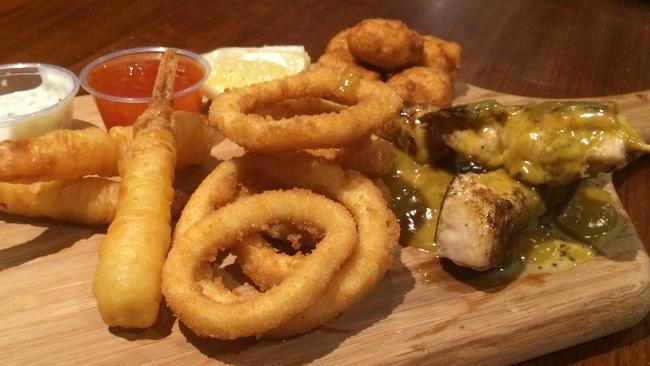 The mixed entree comprised calamari rings, prawn sticks, satay chicken skewers and chicken meat balls.