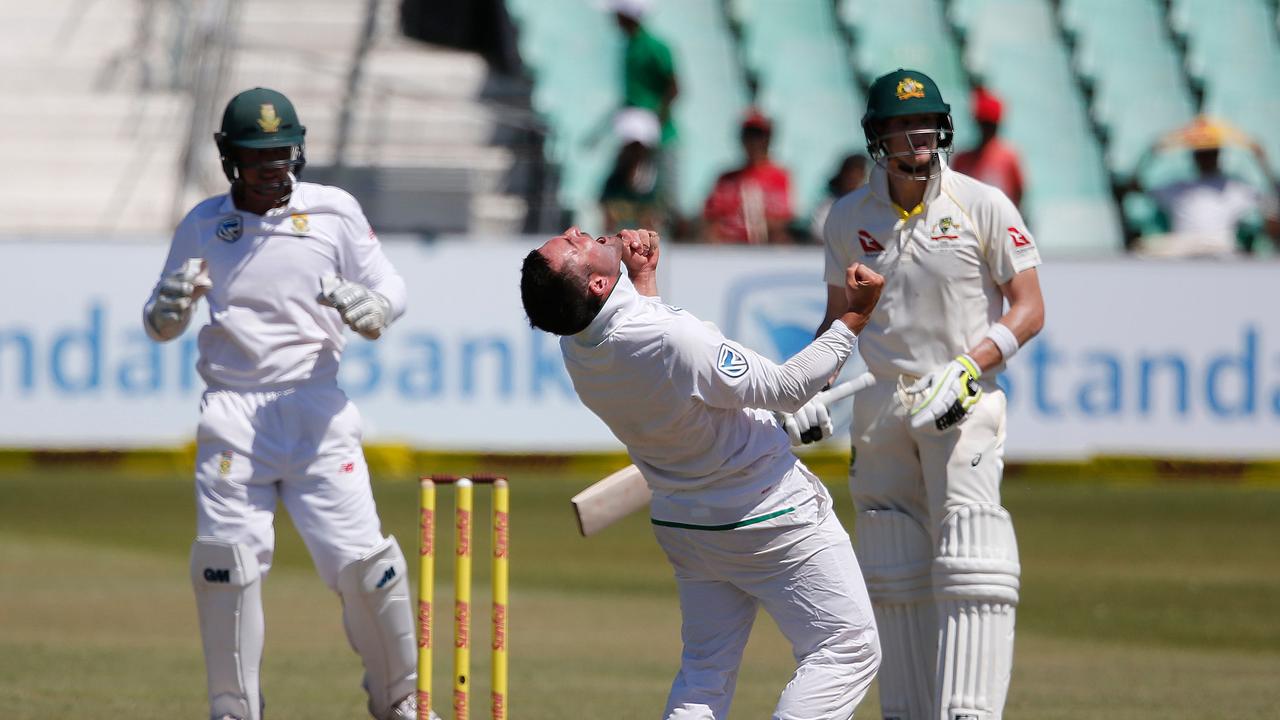 South African bowler Dean Elgar (C) celebrates after taking the wicket of Australian batsman Steven Smith (R) during the third day of the first Test cricket match between South Africa and Australia at The Kingsmead Stadium in Durban on March 3, 2018. / AFP PHOTO / MARCO LONGARI