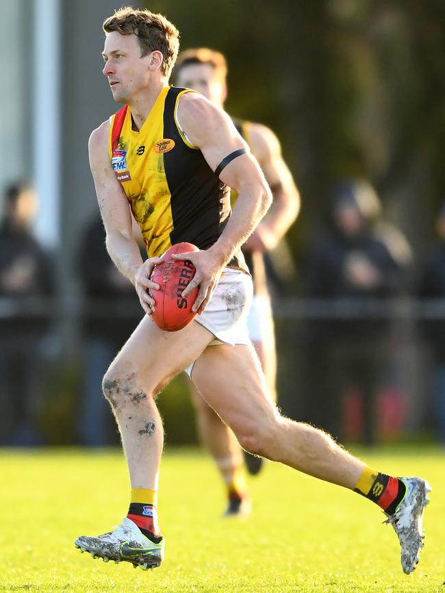 Myke Cook of Cheltenham runs away with the footy. (Photo by Josh Chadwick)