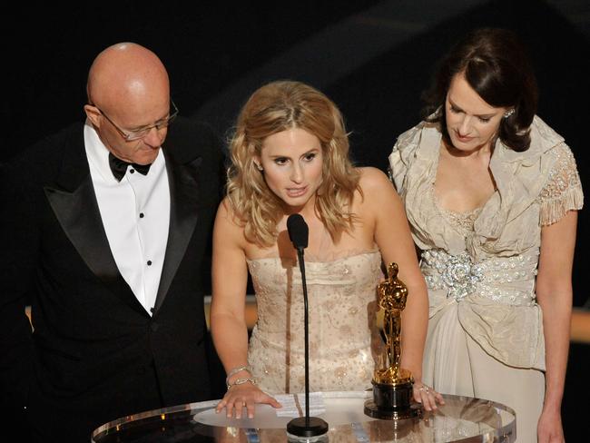 Kate Ledger (C), sister of late Heath Ledger, accepts the award for Best Supporting Actor for “The Dark Night” with father Kim (L) and mother Sally (R) during the 81st Annual Academy Awards held at Kodak Theatre on February 22, 2009 in Los Angeles, California. (Photo by Kevin Winter/Getty Images)