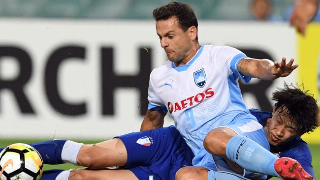 Suwon Bluewings player Choi Sung-keun (R) tackles Sydney FC striker Bobo.