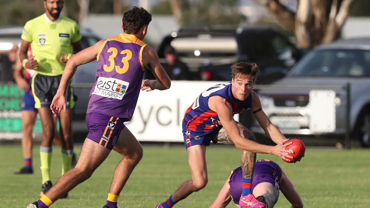 Bell Post Hill's Zane Jones looks for options under pressure from Thomson's Charles Russell. GDFNL - Bell Post Hill v Thomson. Picture: Alan Barber