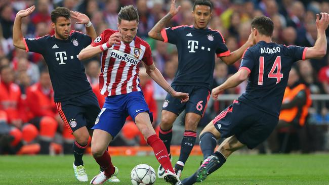 Saul Niguez of Atletico Madrid takes on Juan Bernat, Thiago Alcantara and Xabi Alonso.