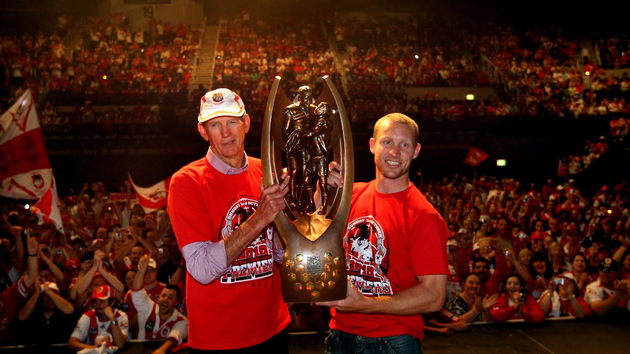 Bennett holds the 2010 Provan-Summons Trophy with St George-Illawarra Dragons captain Ben Hornby.