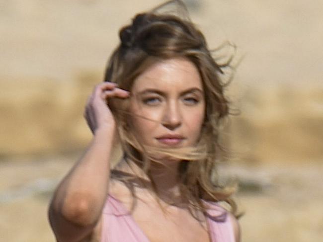 ***FEE WARNING DAILY TELEGRAPH ONLY*** ,  Sydney Sweeney and Glen Powell film a windswept romantic scene for their new untitled Rom-Com at Maroubra BeachEXCLUSIVE15 April 2023ÃÂ©MEDIA-MODE.COM