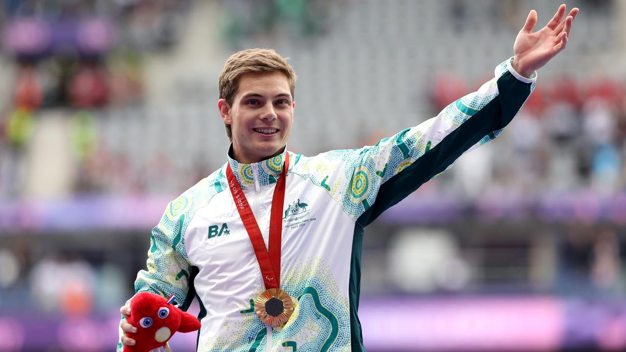 Australia’s James Turner on the podium with his gold medal. Picture: Ezra Shaw/Getty Images)