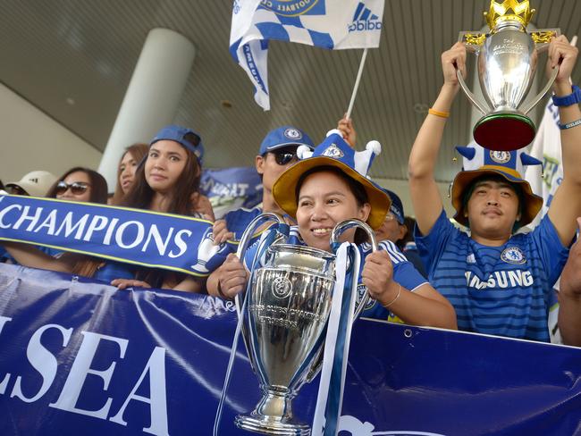 Chelsea fans greet their heroes at Don Muang Airport in Bangkok.