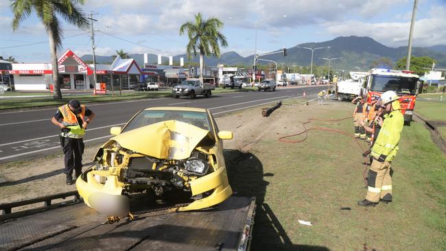 Barron River Towing recover the vehicle on Anderson St. Picture: Peter Carruthers