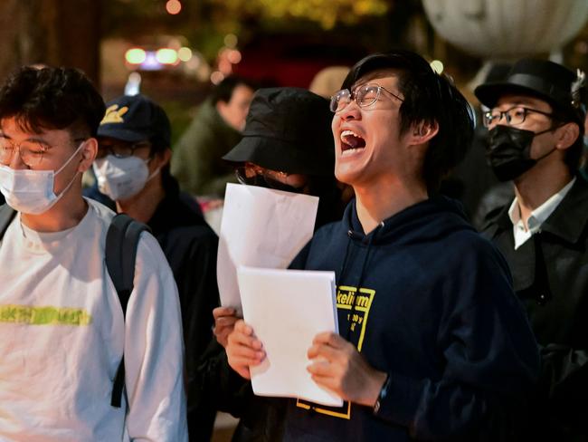 TOPSHOT - People gather to protest the Chinese governments continued continued zero-Covid policies at the University of California Berkeley campus in Berkeley, California, on November 28, 2022. - People have taken to the streets in major cities and gathered at university campuses across China in a wave of nationwide protests not seen since pro-democracy rallies in 1989 were crushed. (Photo by JOSH EDELSON / AFP)