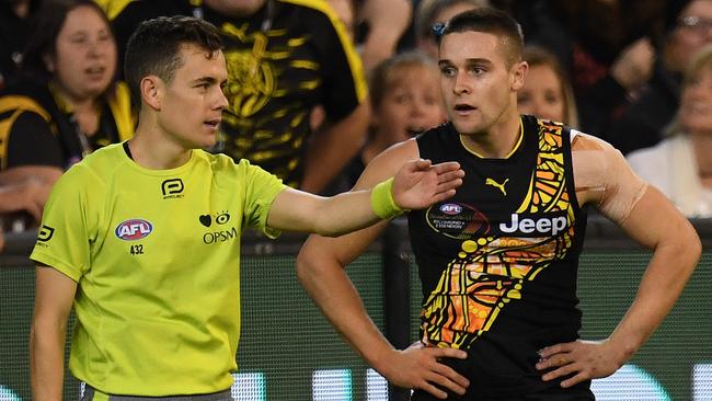 Did the umpire make the wrong call? Should the AFL clarify the rule? Picture: AAP