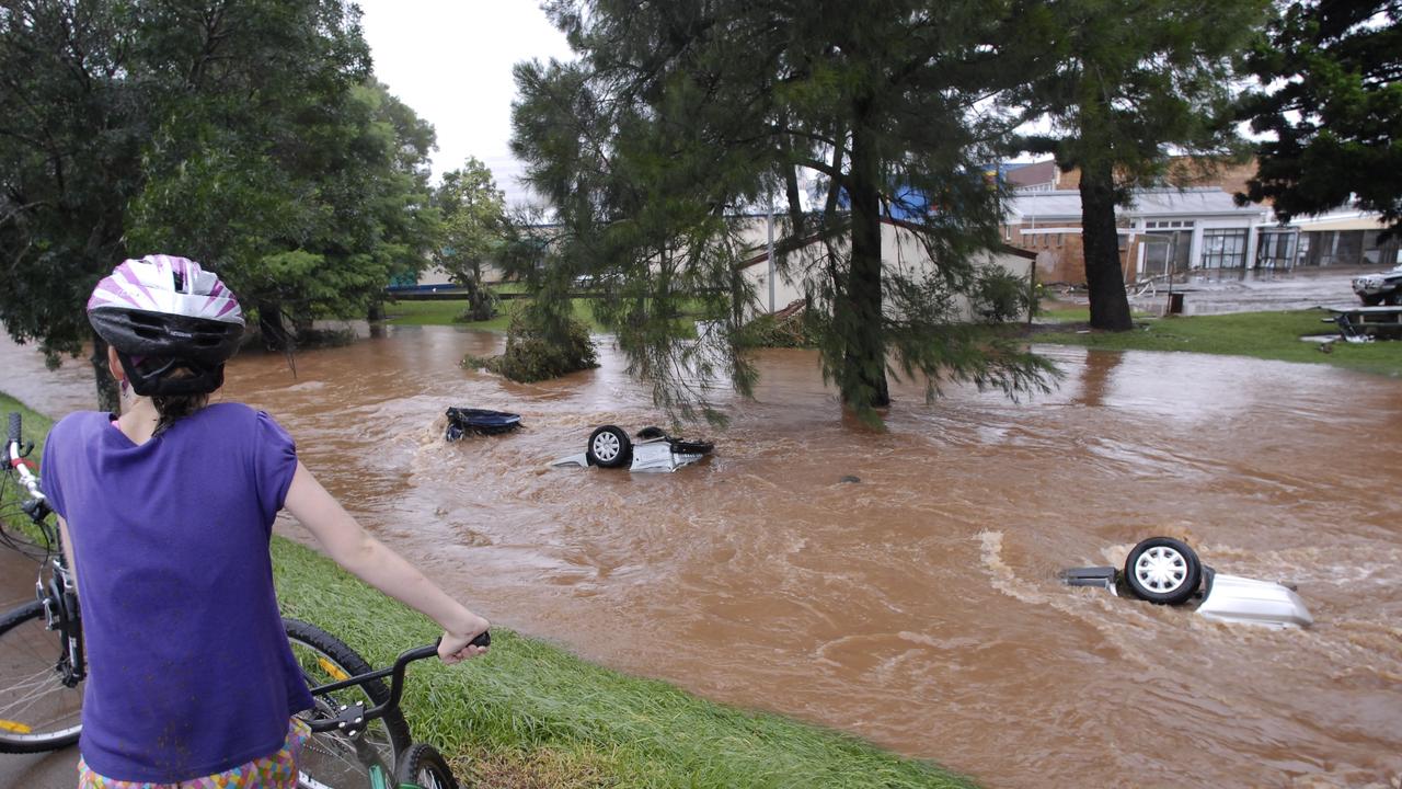 Cars are seen submerged in East Creek between Ruthven Street and Chalk Drive, Toowoomba flood, Monday, 10 January 2011. Photo Kevin Farmer / The Chronicle