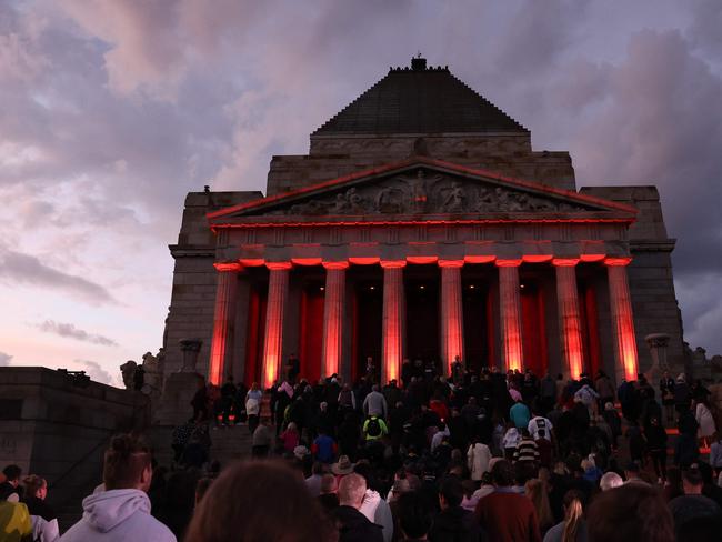 People gather to pay their respects during the ANZAC (Australian and New Zealand Army Corps) Day dawn service at the Shrine of Remembrance, to remember soldiers who have died in the line of duty, in Melbourne on April 25, 2025. Dawn services were held across the two countries on the anniversary of the ill-fated 1915 campaign of the Australian and New Zealand Army Corps that left 11,500 of them dead in what is now Turkey during World War I. (Photo by Martin KEEP / AFP)