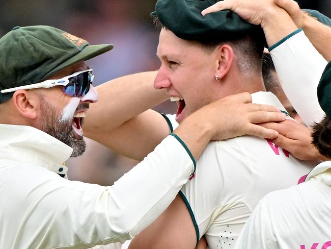 Australiaâs Beau Webster (C) celebrates his successful catch to Indiaâs Yashasvi Jaiswal with teammates during day one of the fifth Test match between Australia and India at the Sydney Cricket Ground on January 3, 2025. (Photo by Saeed KHAN / AFP) / -- IMAGE RESTRICTED TO EDITORIAL USE - STRICTLY NO COMMERCIAL USE --