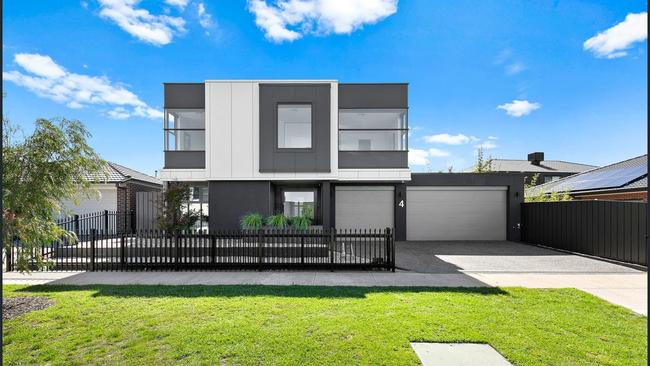 This Botanic Ridge home has set a new record for one real estate agent, selling for just under $1.4 million in April. ​PICTURE: Paul Jackubicki, Complete Image / Barry Plant.