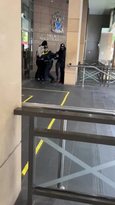 Man runs from police at Melbourne Magistrates' Court while his mate arrested in inside courthouse