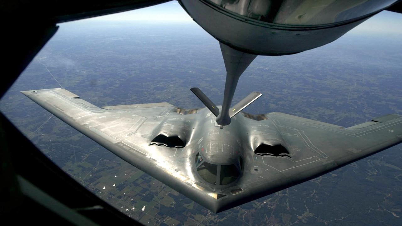 A US Air Force B-2 (B2) stealth bomber approaches a KC-135 (KC135) tanker on a midair refuelling operation over Missouri, 25/09/01.