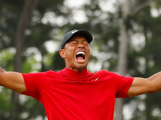 TOPSHOT - AUGUSTA, GEORGIA - APRIL 14: Tiger Woods of the United States celebrates after sinking his putt on the 18th green to win during the final round of the Masters at Augusta National Golf Club on April 14, 2019 in Augusta, Georgia.   Kevin C. Cox/Getty Images/AFP (Photo by Kevin C. Cox / GETTY IMAGES NORTH AMERICA / AFP)