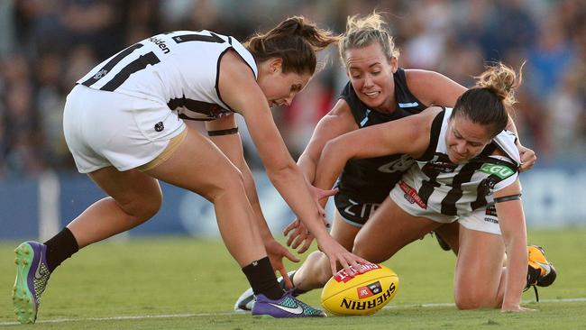 David King has called for umpires to be tougher on AFLW player that either collapse on the ball or drag it under contests to force ball-ups.